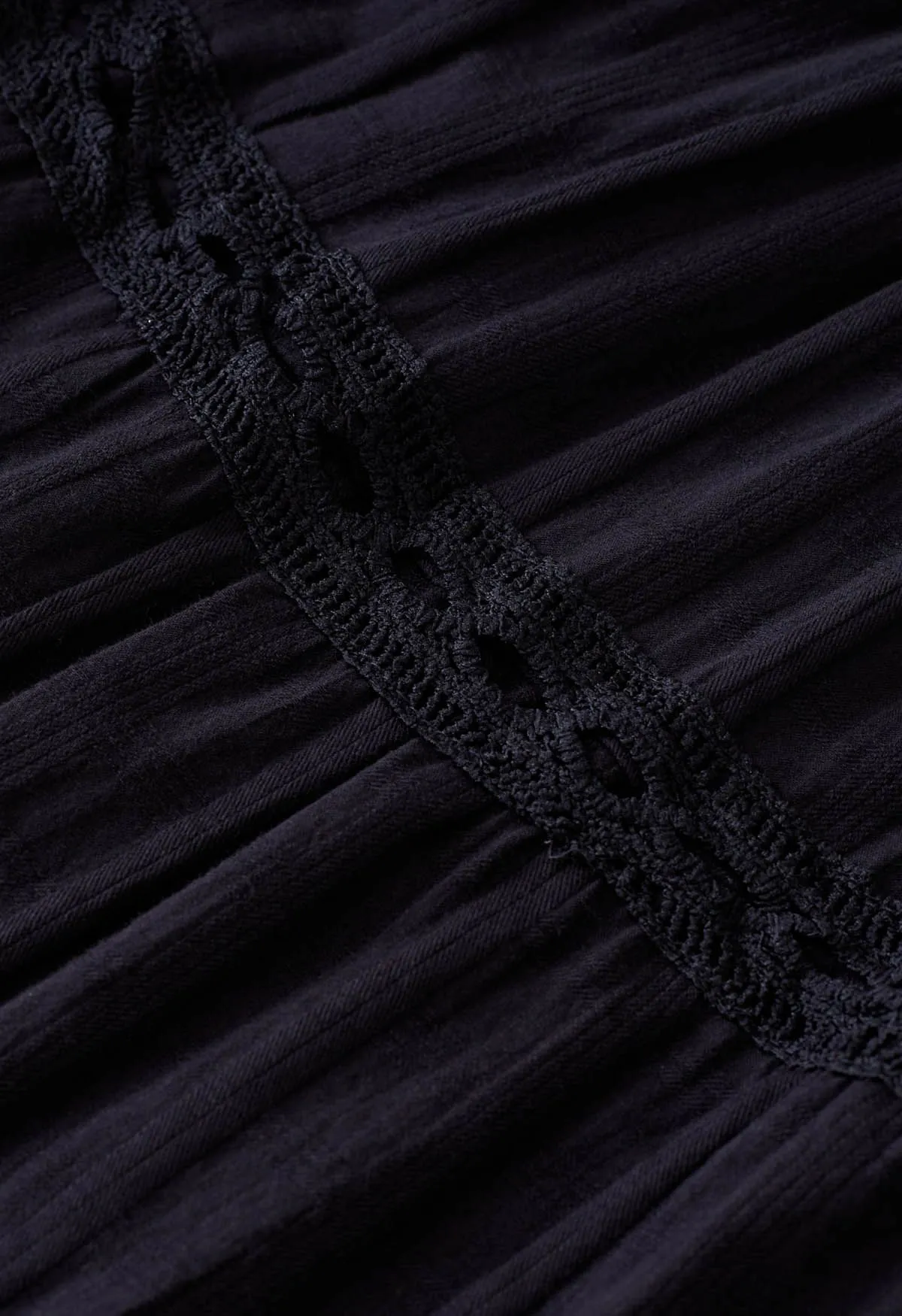 Kariertes Midikleid mit gewelltem V-Ausschnitt in Schwarz